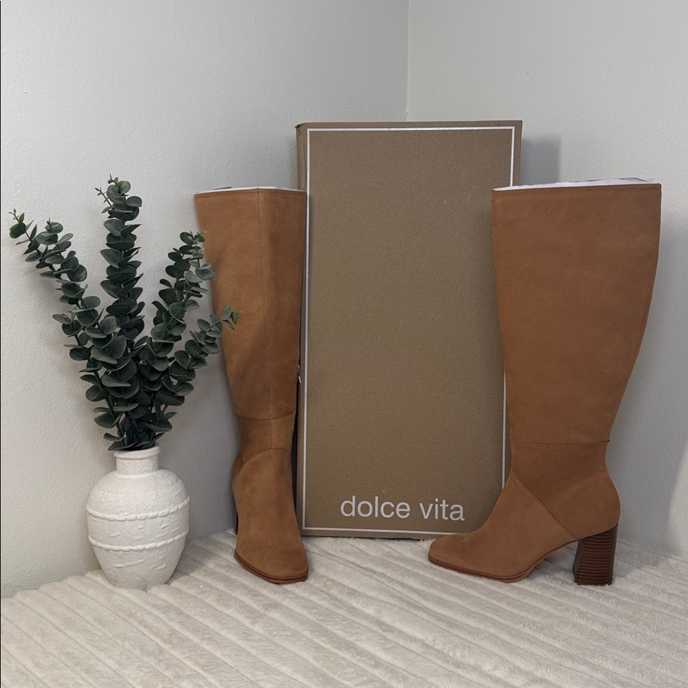 NIB Dolce Vita “Fynn” Boots in Brown Nubuck, size 8